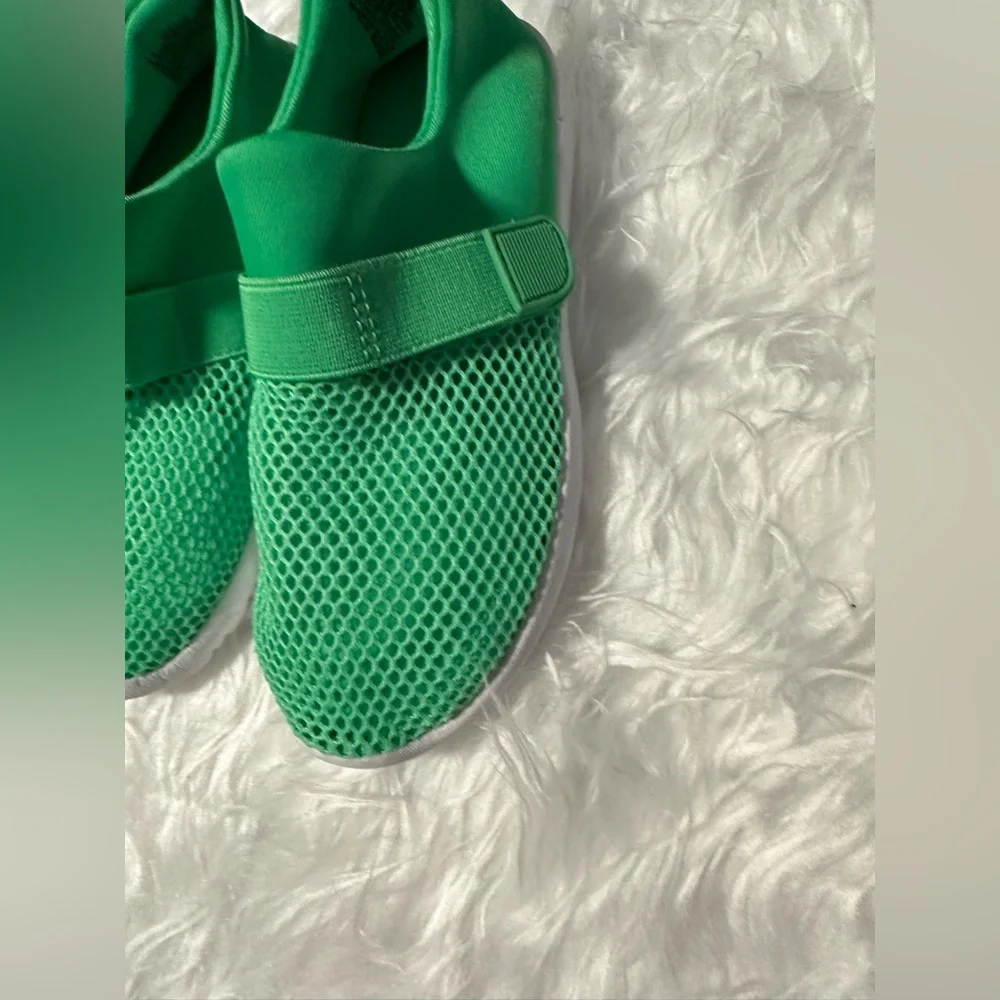 Green water shoes
